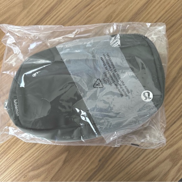 Lululemon Everywhere Belt Bag NWT Gray - Picture 3 of 5